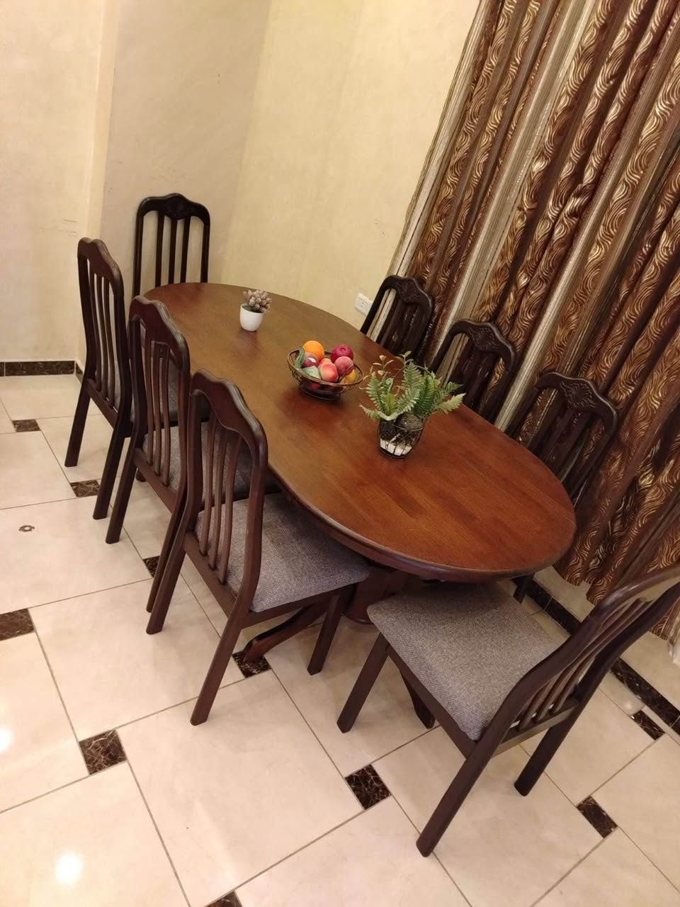 طاولة سفره خشب زان 8 كراسي بحالة ممتازة