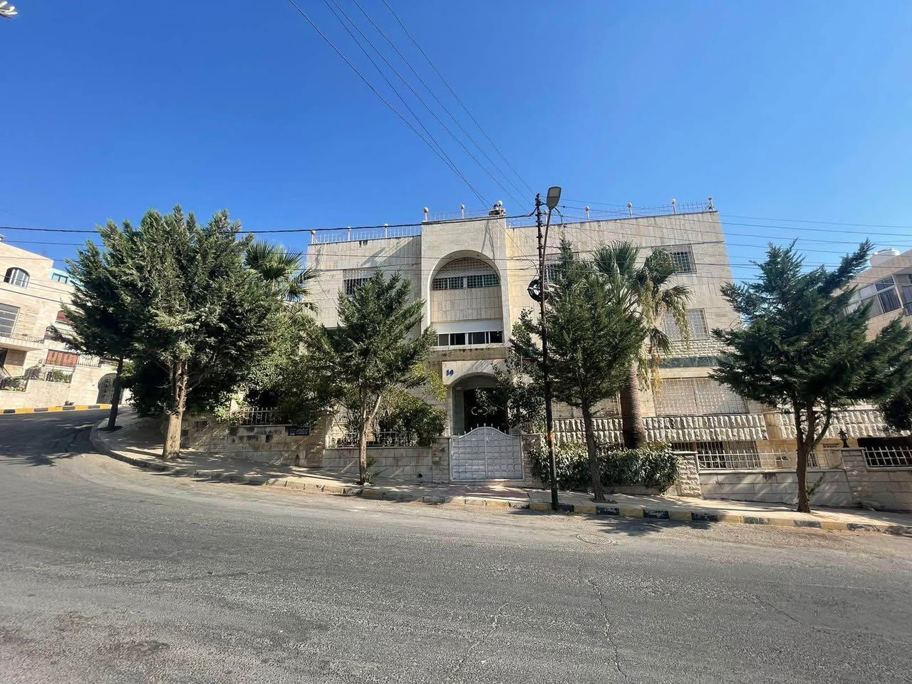 فيلا مميزة في عمان الجبيهة للاستثمار والسكن مع عائد استثماري مرتفع