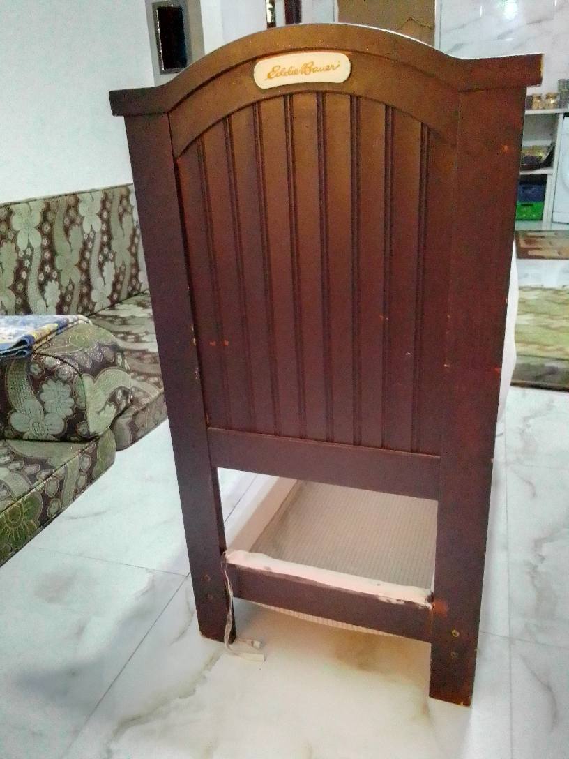 تخت أطفال بحالة جيدة، يناسب الأطفال حتى 6 شهور، استعمال بسيط، مناسب لكافة الأذواق.
