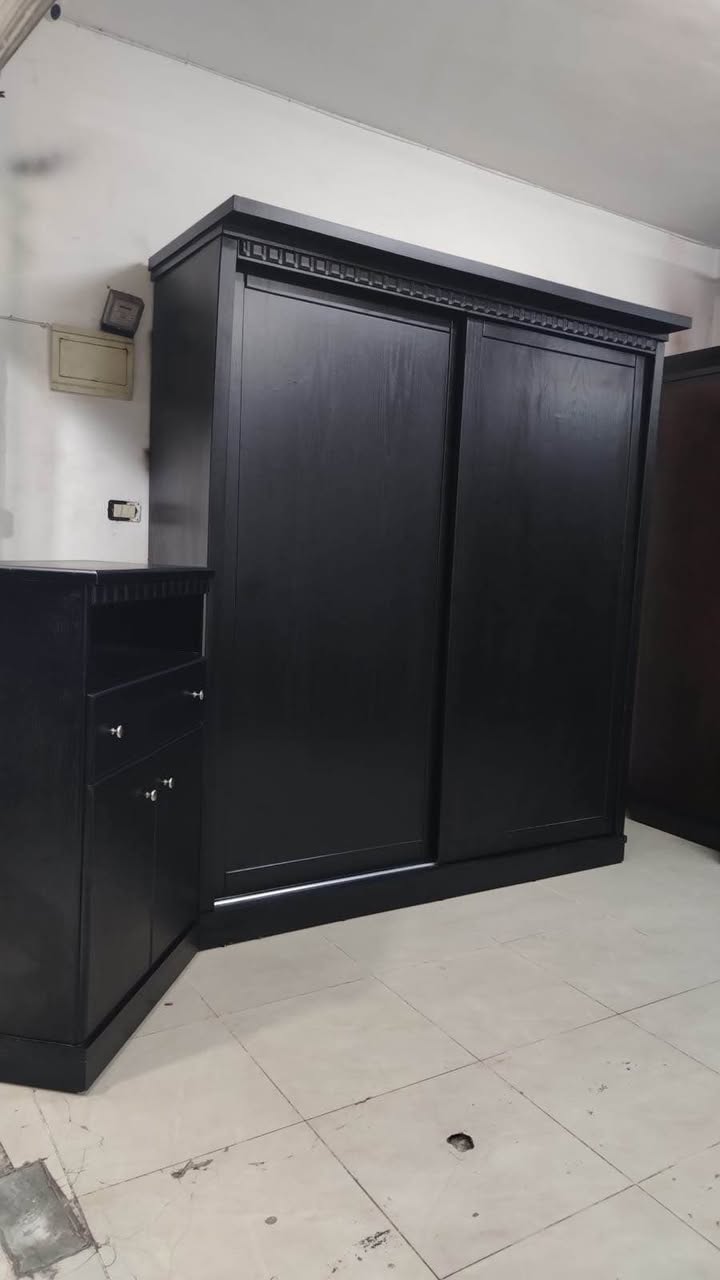 غرفة شبابية بلون اللاتيه بحالة ممتازة