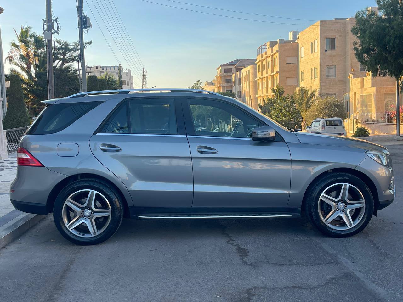 مرسيدس بنز ML350 موديل 2013 بحالة جيدة مع فحص كامل وعربية AMG في حالة ممتازة جاهزة للاستعمال. - 4
