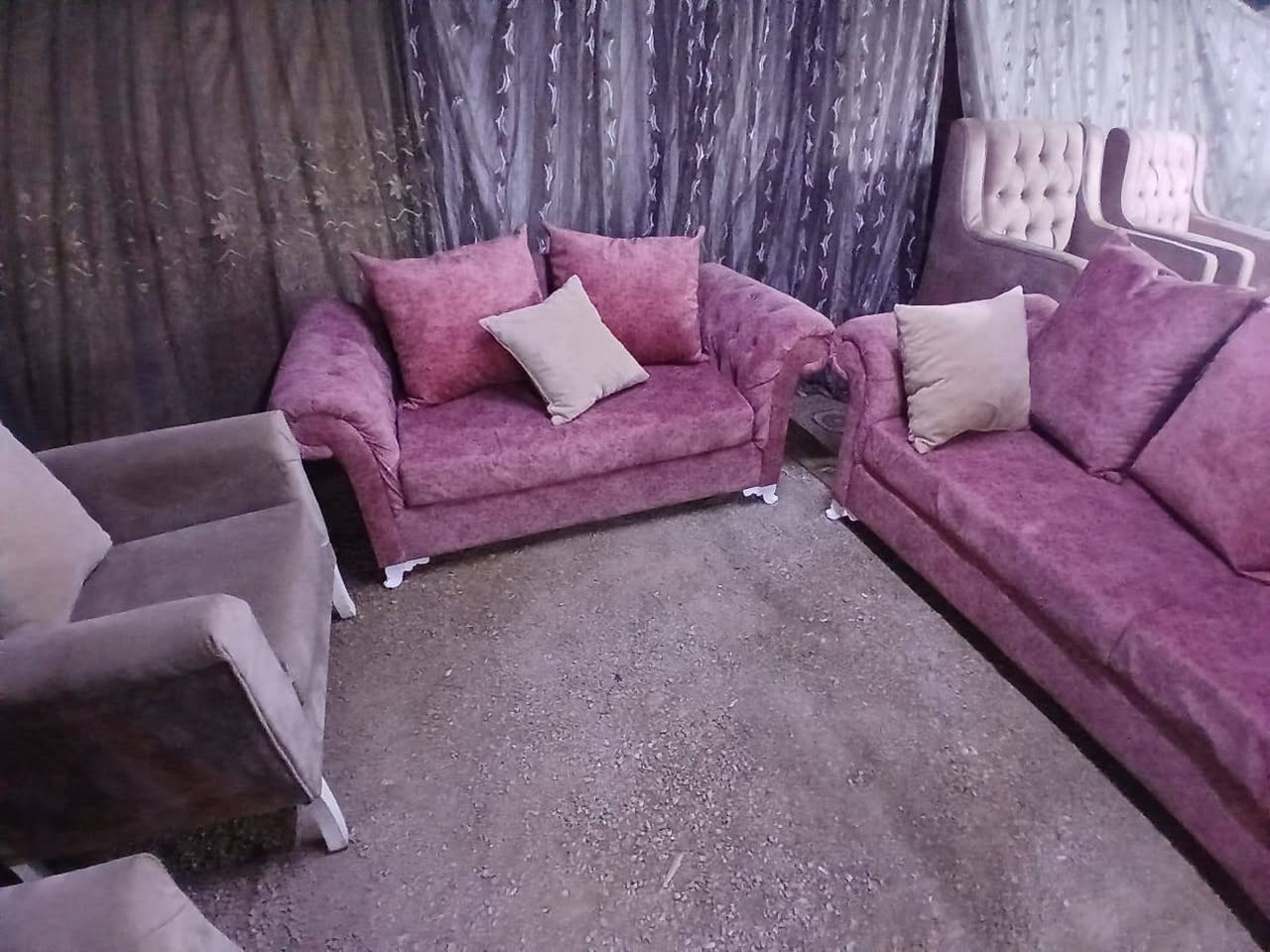 طقم كنب أمريكي شبه جديد بسعر 180 دينار