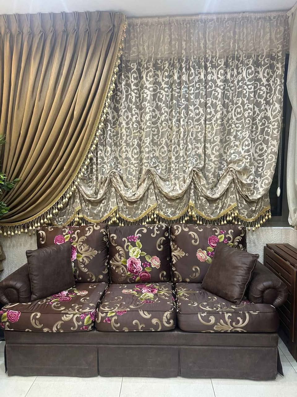 طقم أريكة جلد وساتان بحالة جديدة مع طاولات وستائر - 700 دينار