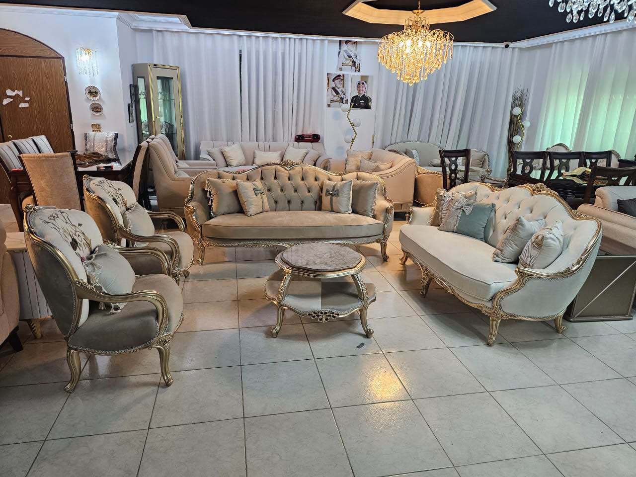 طقم كنب جديد من خشب الزان بأسلوب نيو كلاسيك مع طاولة وسط