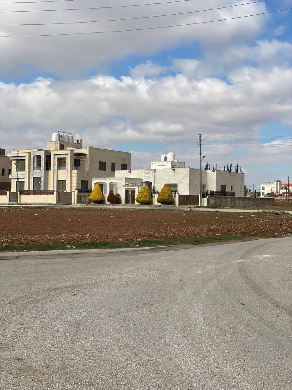 أرض سكنية مميزة للبيع في الطنيب مقابل جامعة الإسراء، بمساحة 500م²