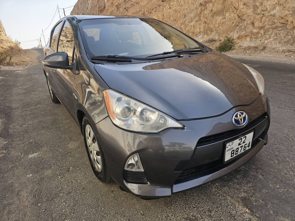 Toyota Prius C 2012 بحالة جيدة في الأردن مع بطارية جديدة وممشى 140 ألف ميل