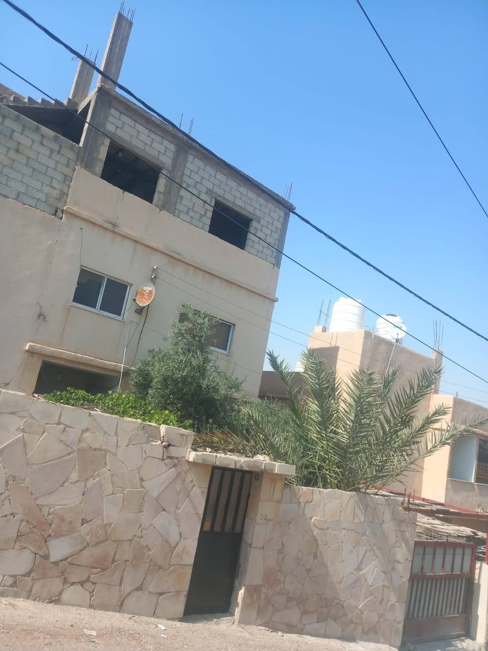 بيت ثلاثي الطوابق بمساحة أرض 280م مع كراجين وتسهيلات متكاملة