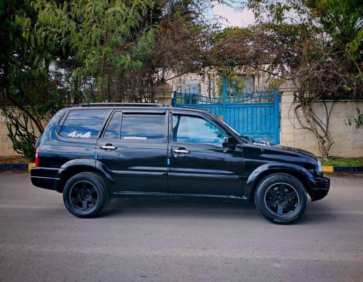 سوزوكي فيتارا 4x4 موديل 2001 بحالة ممتازة ومناسب للعائلات في الأردن - 3