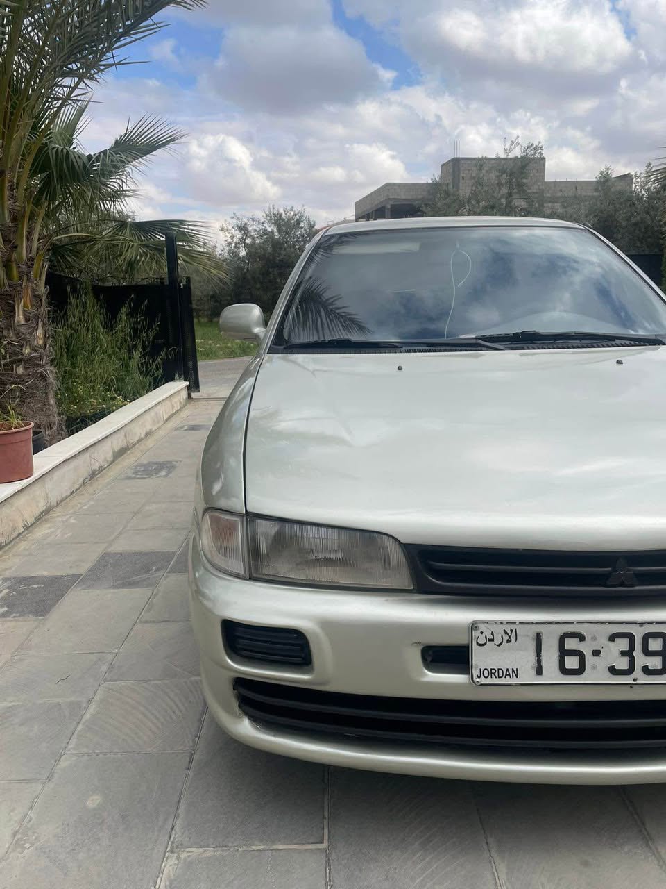 متسوبيشي لانسر 1993 للبيع مع محرك 1.6 وزجاج كهرباء - عمان