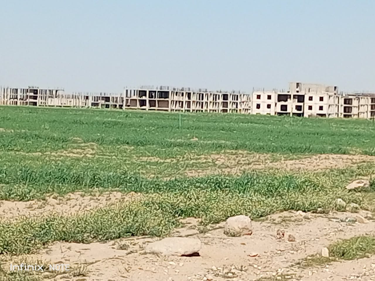 ارض للبيع في منطقة الشاليهات بعد جسر المطار بمساحة 1200 متر - 2