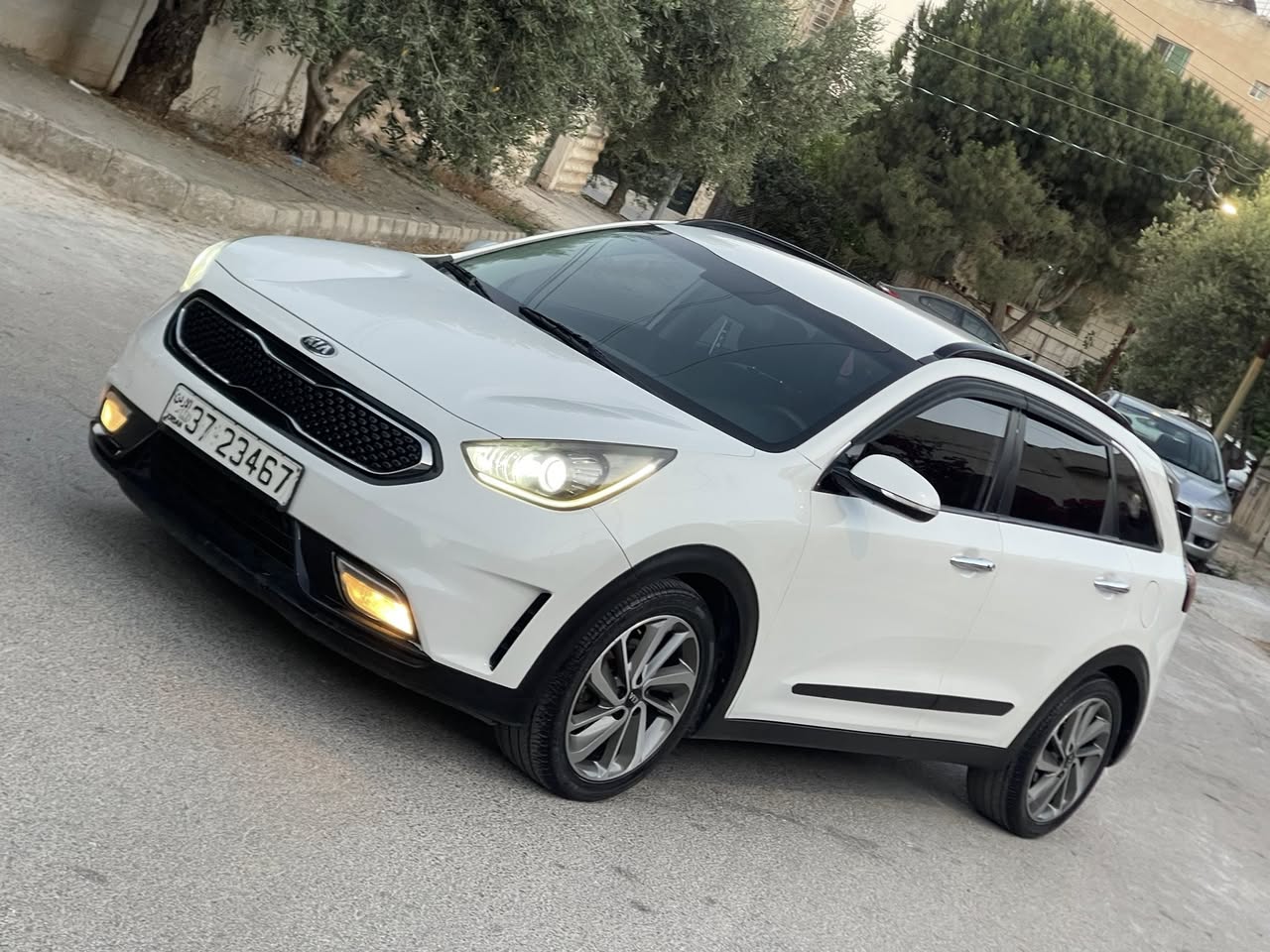 KIA NIRO 2017 ابيض بحالة ممتازة في اربد مع ميزات حديثة