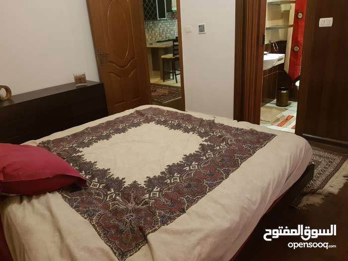 شقة للإيجار في ام أذينه مع 2 نوم و2 حمام - 2