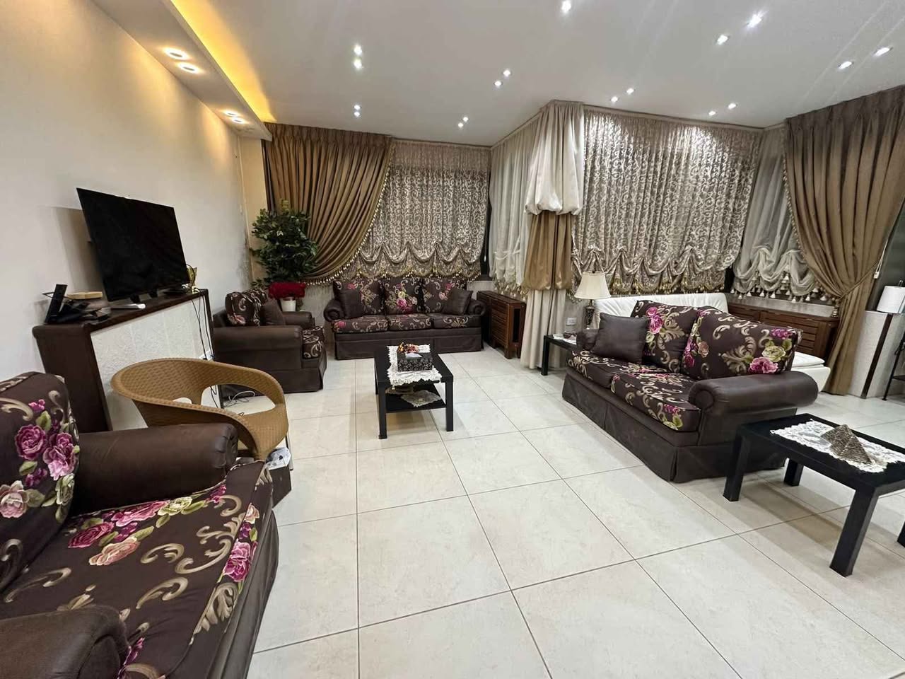 طقم أريكة جلد وساتان بحالة جديدة مع طاولات وستائر - 700 دينار - 2