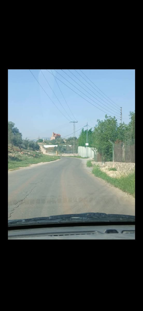 مزرعة للبيع في العالوك مع بيت ريفي ومساحة كبيرة من الأشجار المثمرة