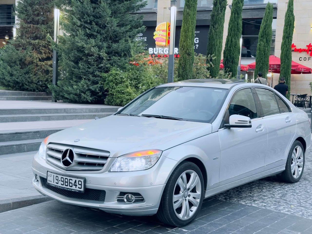 مرسيدس C200 2010 بحالة ممتازة مع فحص كامل والمزيد من المزايا