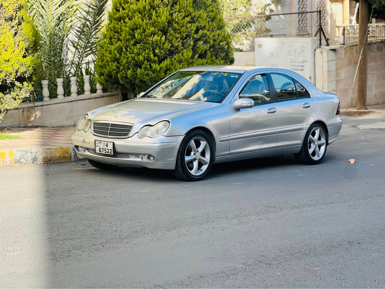 مرسيدس C200 موديل 2001 بحالة الوكالة