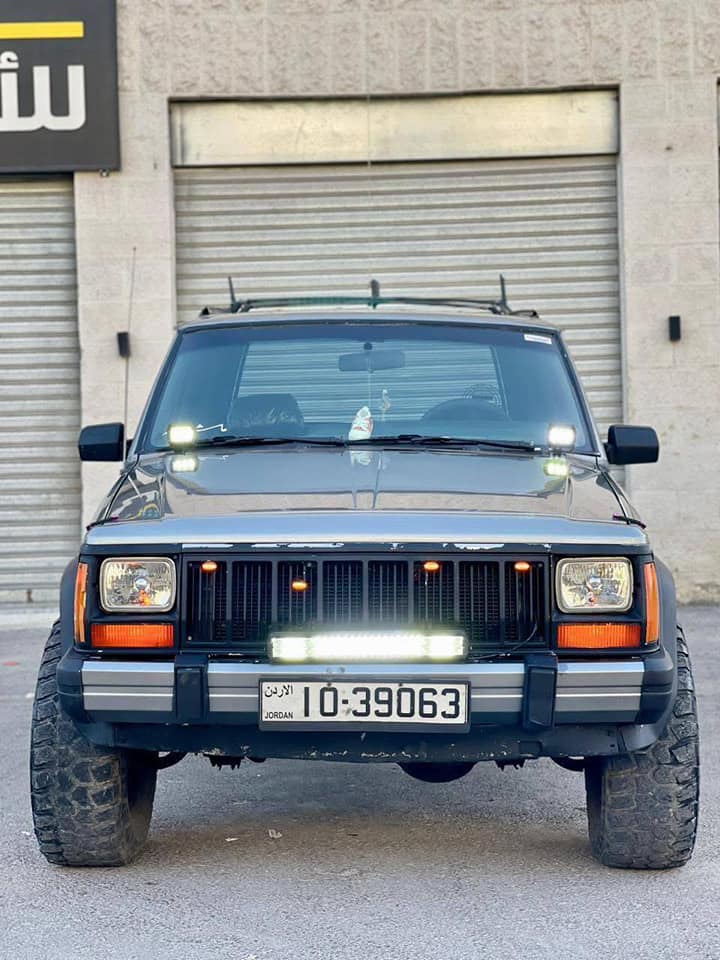 جيب شيروكي XJ مربع موديل 1992 للبيع بسعر مغري مع موتور قوي