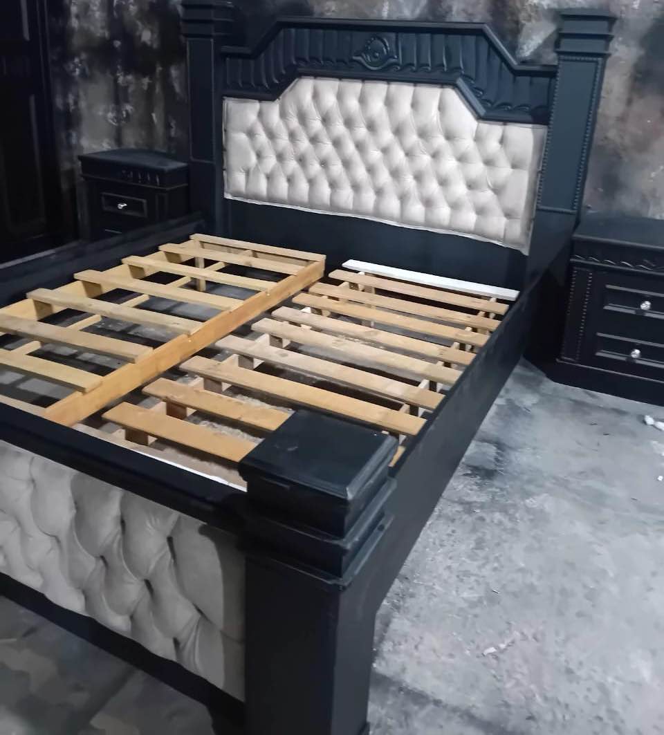 غرفة نوم ماستر خشب لاتية مع ملحق أدراج