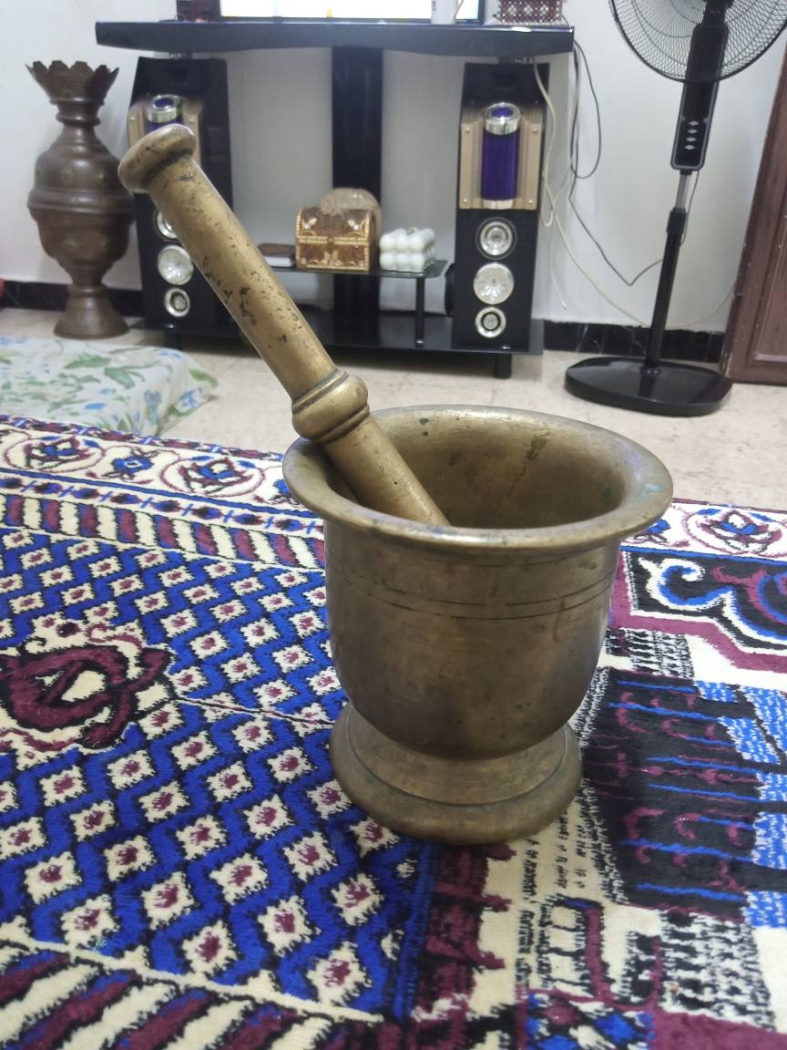 هاون نحاس قديم بحالة ممتازة ونقش دقيق