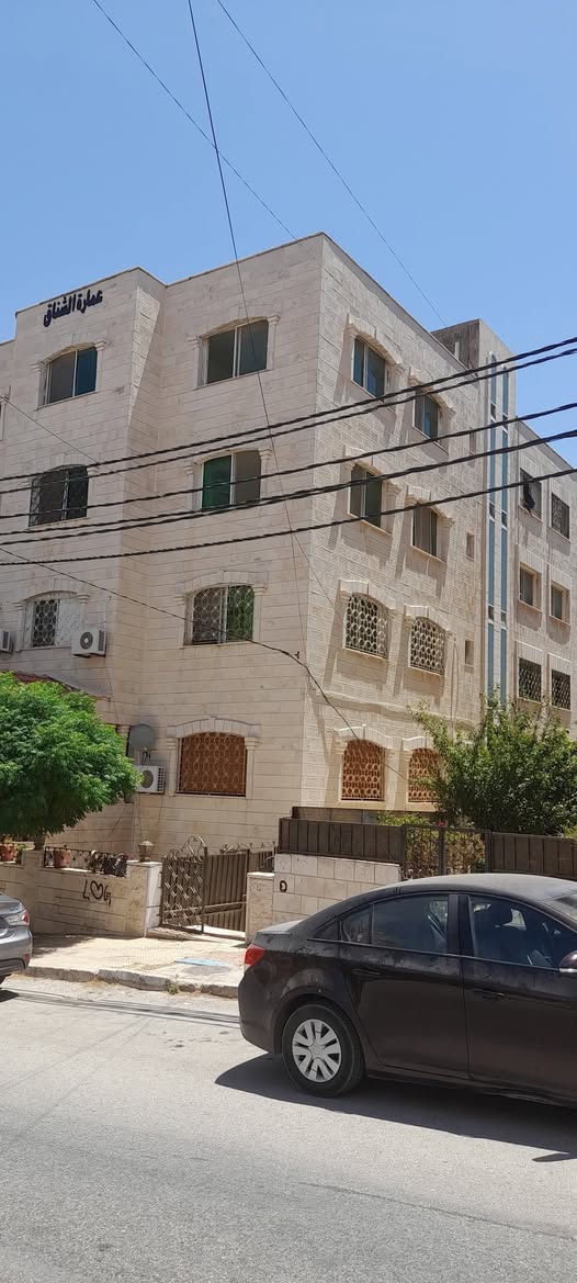 شقة للايجار في اربد غرب دوار صحارى تحتوي على 3 غرف وصالة ومطبخ وحمامين