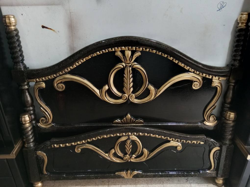 غرفة نوم ماستر خشب زان بحالة ممتازة للبيع