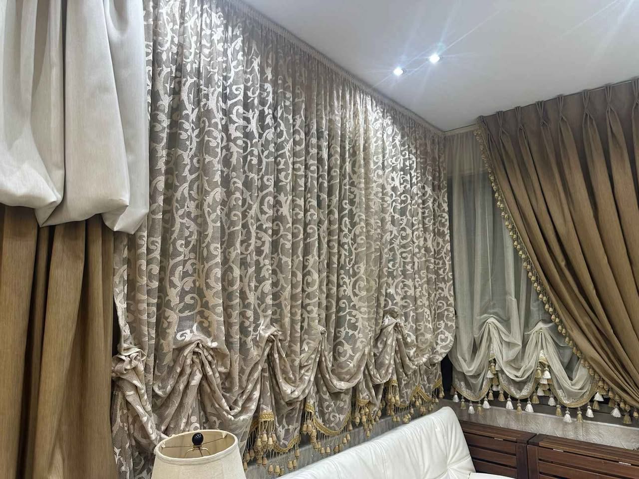 طقم أريكة جلد وساتان بحالة جديدة مع طاولات وستائر - 700 دينار - 3