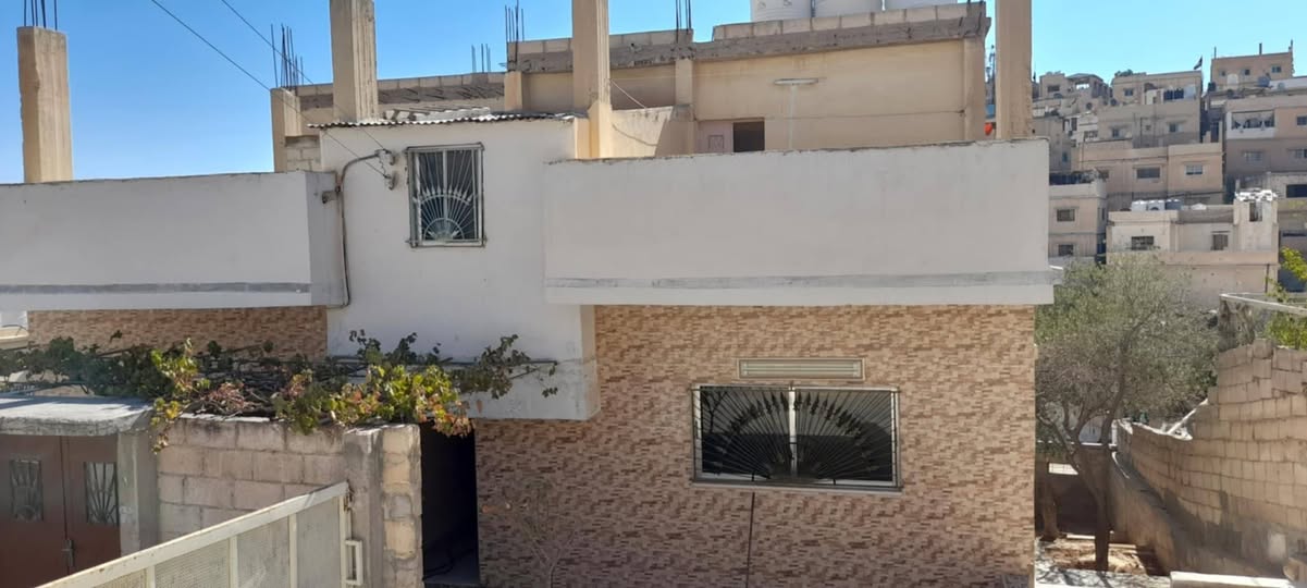 بيت في جبل الامير حمزة بمساحة 800 متر و3 طوابق على واجهة شارع.